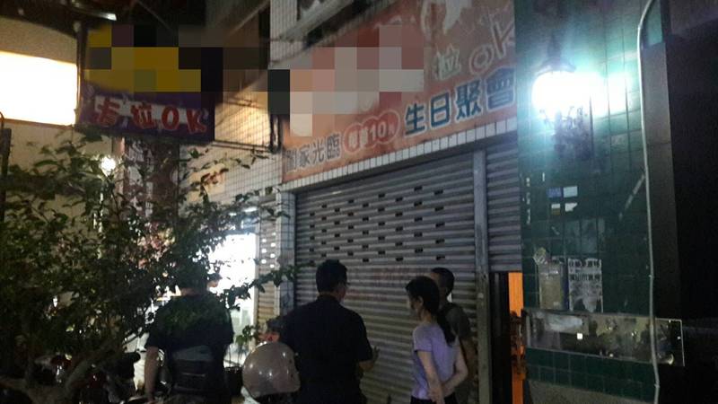 警方今晚在三民區莊敬路發現1家卡拉OK店違規開業。（讀者提供）