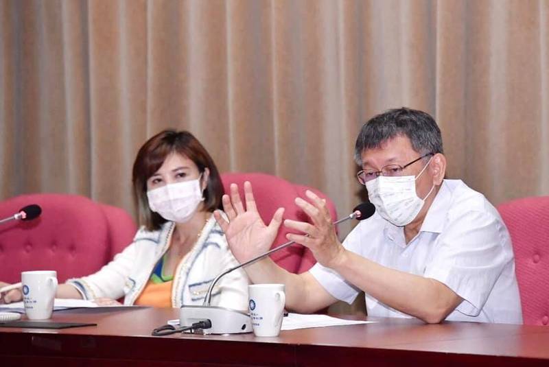 國民黨台北市議員王欣儀（左）呼籲北市府，透過雙城論壇平台向中國採購上海復星醫藥公司代理的輝瑞德國原廠疫苗。（擷取台北市議員王欣儀臉書）