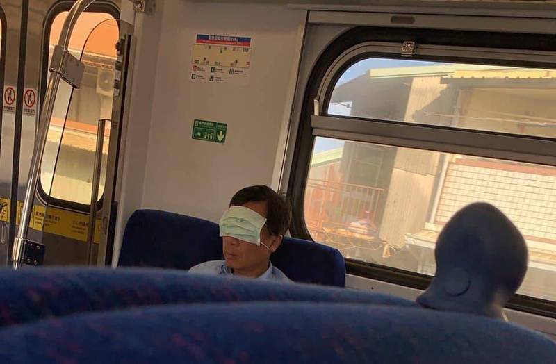 網友表示，在今日從嘉義北上的區間車上，有男子竟將口罩當眼罩戴，無視防疫規定。（圖取自臉書社團「嘉義綠豆大小事」）