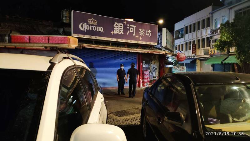 花蓮縣警察局前往容易人群聚集的夜店、卡拉OK等場所稽查，確認裡面沒有人群聚集並私下營業。（花蓮縣警察局提供）