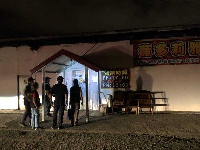 花蓮縣警察局前往容易人群聚集的夜店、卡拉OK等場所稽查，確認裡面沒有人群聚集並私下營業。（花蓮縣警察局提供）