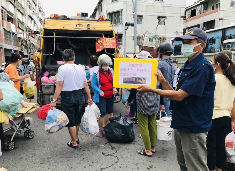 環保局派員跟在垃圾車後宣導戴口罩。（記者蔡清華翻攝）