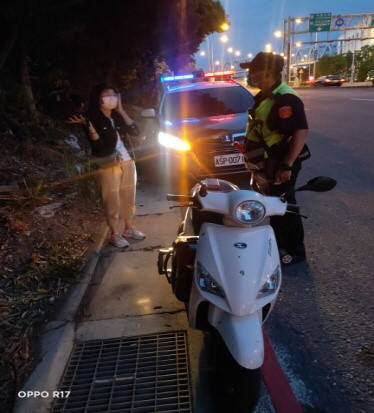 女學生受困快速道路見警飆淚：我迷路了。（記者許國楨翻攝）