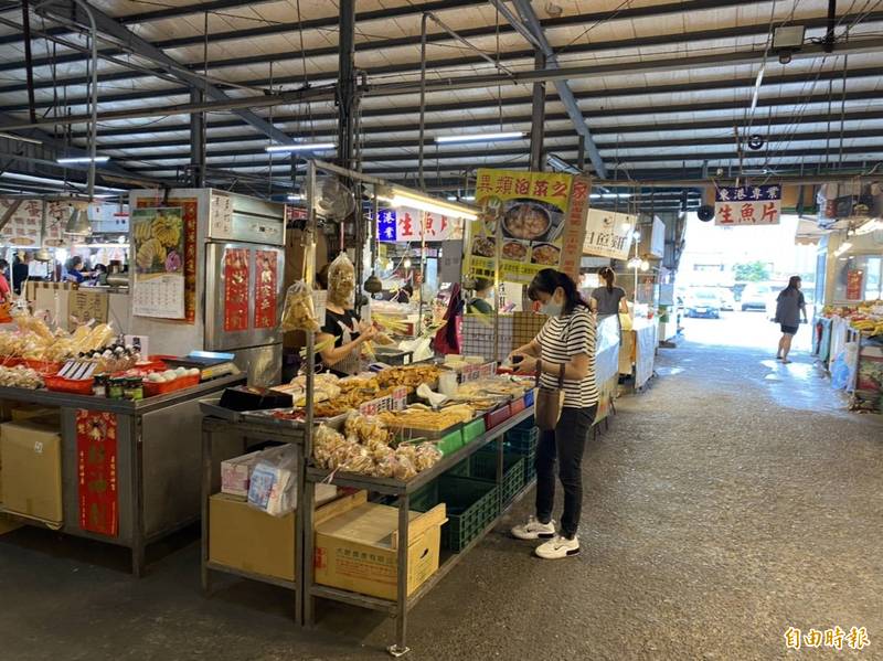 雲林縣民眾防疫觀念強，市場內不論攤商或民眾，都有戴口罩。（記者詹士弘攝）