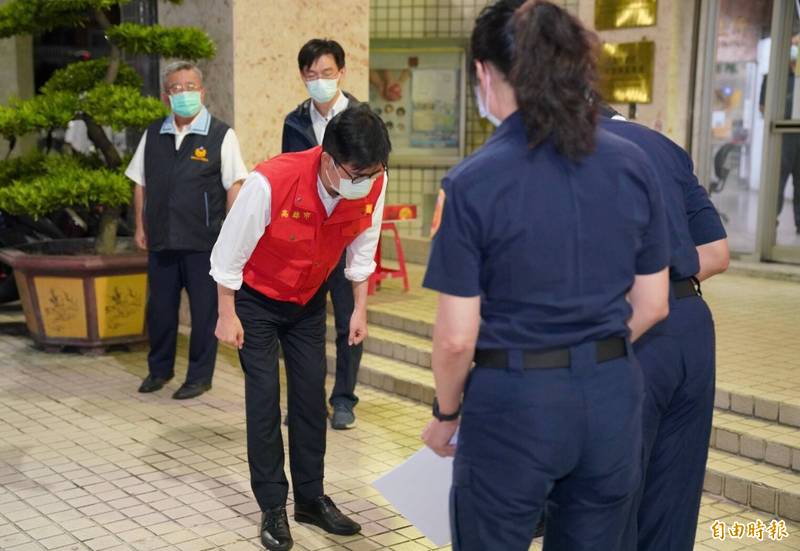 陳其邁（左）今晚特地前往分局慰勉有功人員。（記者方志賢攝）