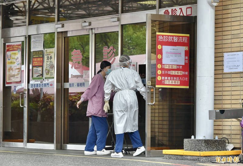 台灣本土疫情延燒，引發不少民眾恐慌，擠爆各篩檢站，考驗醫療量能。圖為台大急診部門口。（資料照，記者塗建榮攝）