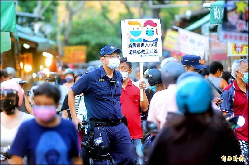 指揮中心昨宣布，即日起全國所有縣市都提升成三級警戒；圖為台中市經發局突擊稽查華美黃昏市場民眾有無佩戴口罩！（記者廖耀東攝）