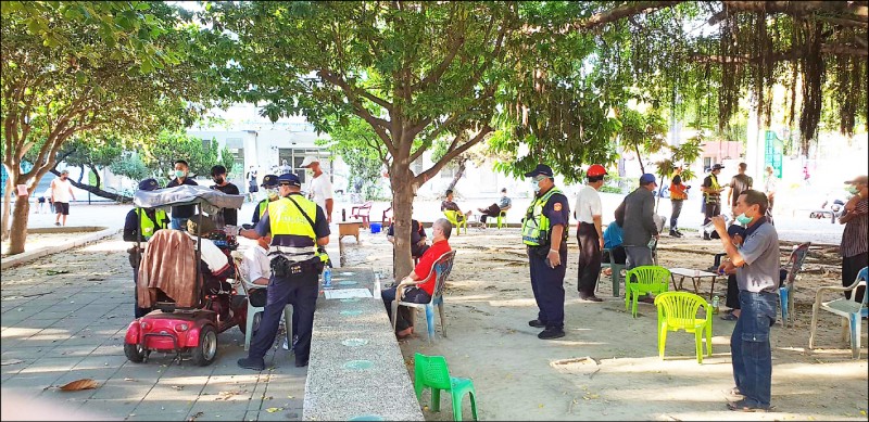 警方等聯合稽查小組到屏東公園等地，稽查沒戴口罩民眾。（屏東縣政府提供）