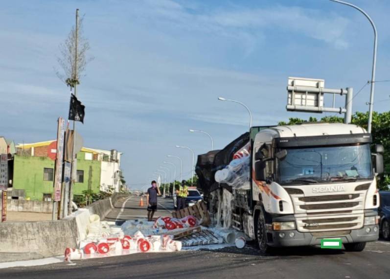 彰化福鹿溪旁道路今天發生大貨車運載油漆桶掉落一地，黑色柏油路秒變油漆路。（記者劉曉欣翻攝）