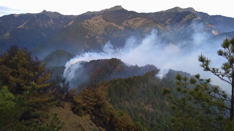 八通關杜鵑營地因登山客不慎踢翻瓦斯爐引發大火，目前延燒面積達57公頃。（嘉義林管處提供）