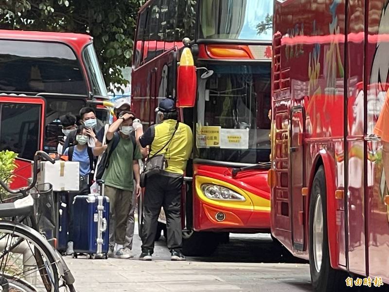 台北市立大學執意安排防疫專車，運送學生返鄉回家，學生上車前要量體溫與噴酒精消毒。（記者蔡亞樺攝）