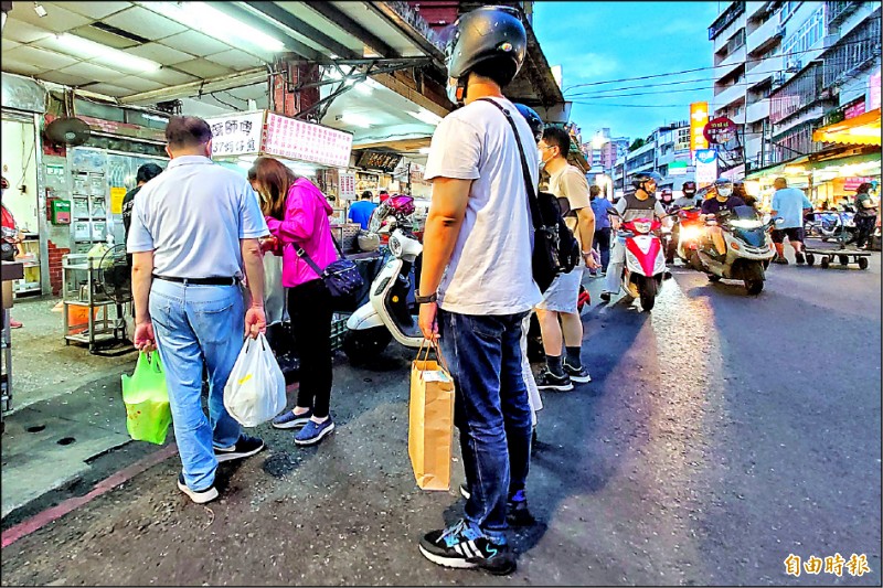 雙北市防疫再升級，要求超市、夜市、攤販集中場、批發市場、公有零售市場飲食攤商，全面改採外帶、外送。（記者鹿俊為攝）