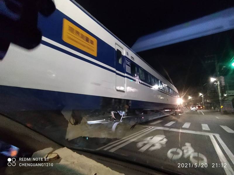 網友在台灣路上與新幹線電車車廂擦身而過，笑說自己「睡到日本了」。（翻攝自臉書社團《路上觀察學院》）