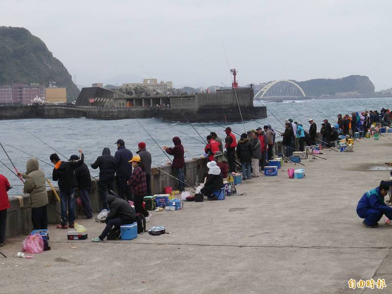 圖為八斗子漁港垂釣區擠滿釣客。（資料照）