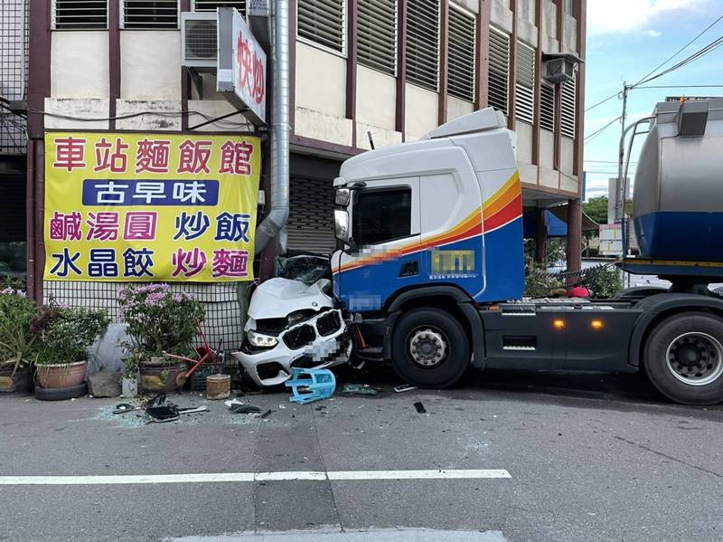 苗栗縣銅鑼鄉中正路與新興路口，今天清晨近5點發生BMW休旅車與油罐車碰撞事故，BMW休旅車被推撞得扭曲變形，駕駛58歲鄭姓男子頭部受傷送醫，事故原因警方調查中。（圖由民眾提供）