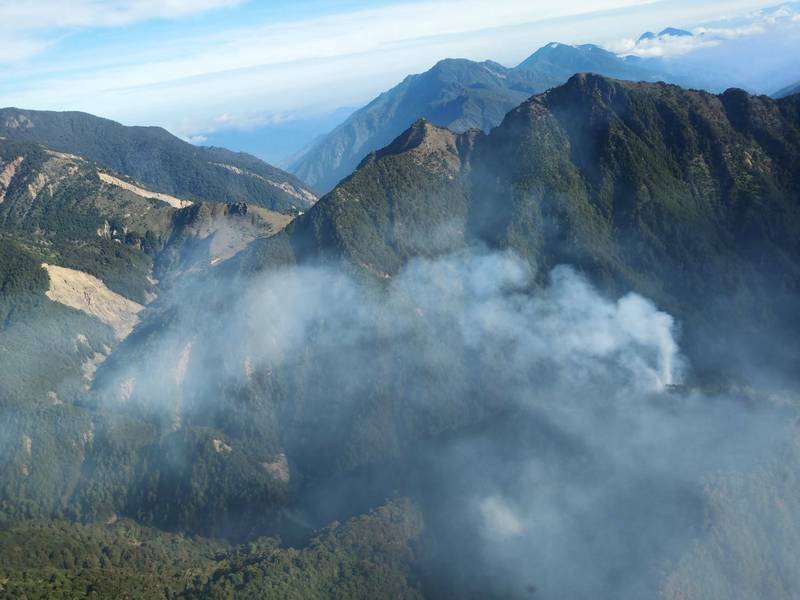 中央山脈八通關古道杜鵑營地附近整個山頭籠罩在煙霧中。（嘉義林管處提供）