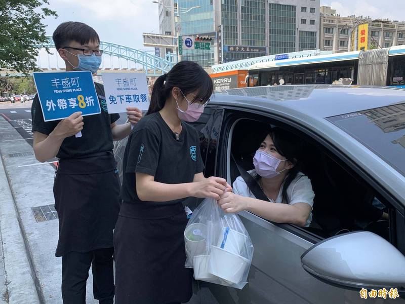 台中公園智選假日飯店「丰盛町」推出外帶餐點8折，免下車取餐，滿百再送飲料的服務。（記者蔡淑媛攝）