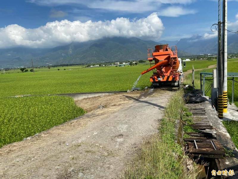 水泥預拌車出現在池上萬安魏家庄稻田，載水為稻子灌「漿」。（記者黃明堂攝）