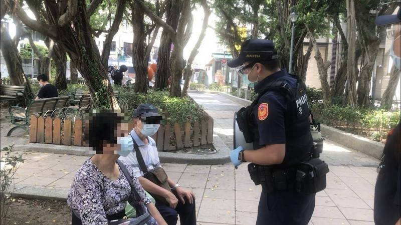 北市警動員赴大安森林公園、永康商圈等人群聚集地勸導、取締未戴口罩。（記者邱俊福翻攝）