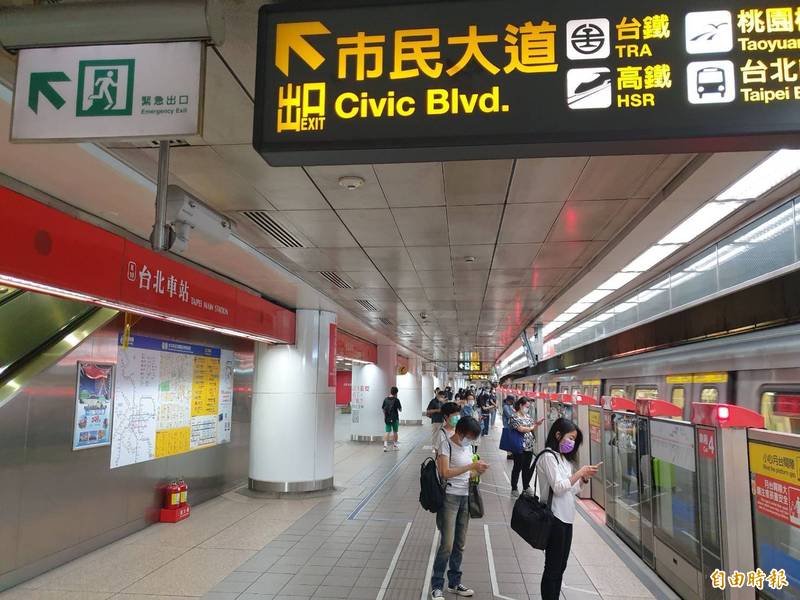 台北捷運即起調整列車班距。（記者蔡思培攝）