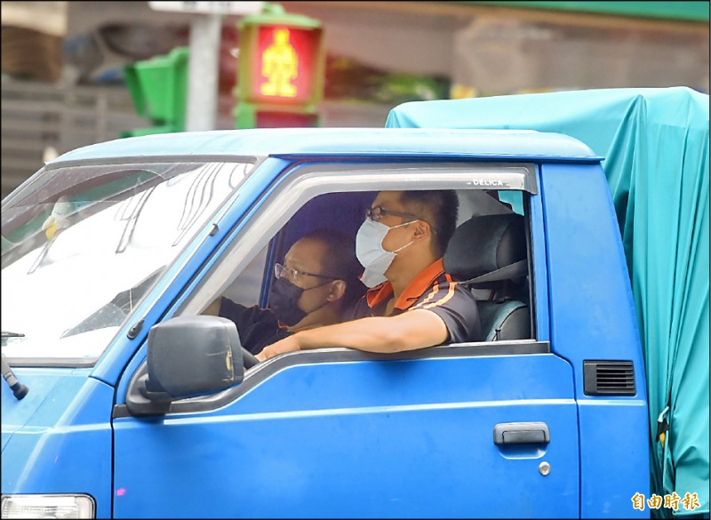 民眾如果只有一個人在車內，可不戴口罩，若兩人以上，
兩人都要戴。 （記者方賓照攝）