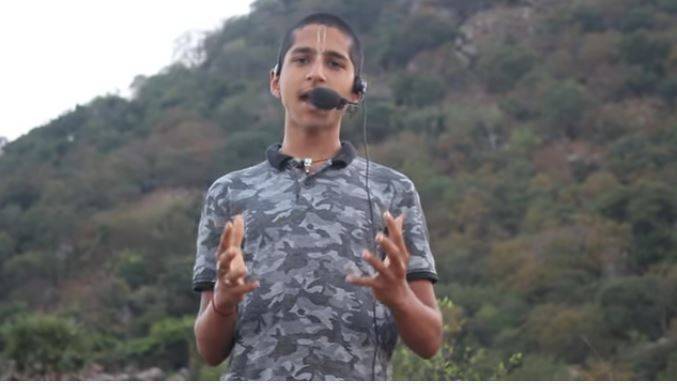 有「神童」稱號的印度少年占星預言家阿南德在YouTube的預言影片指出，5/26「血月」現象會是「好兆頭」，他也強調「中藥」有助於免疫力。（圖取自Abhigya Anand YouTube）