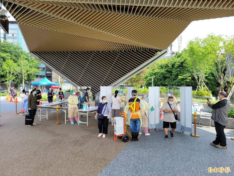 新北市板橋區音樂公園成立機動快篩站。（記者賴筱桐攝）