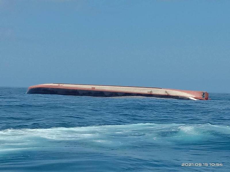 中國砂石船翻覆，四人獲救、一人死亡及三人失蹤。（澎湖海巡隊提供）