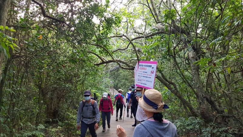壽山國家自然公園封閉奉茶站共23處，市府民政局加強取締未戴口罩。（圖由市府提供）
