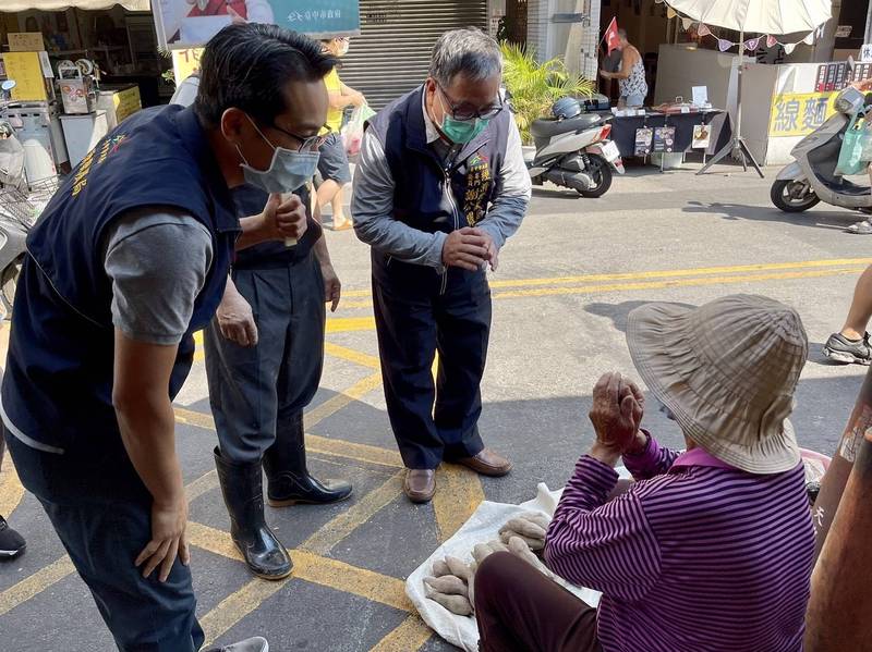 中市經發局兵分二路到市場、商圈稽查攤商及民眾有無戴口罩。（市府提供）