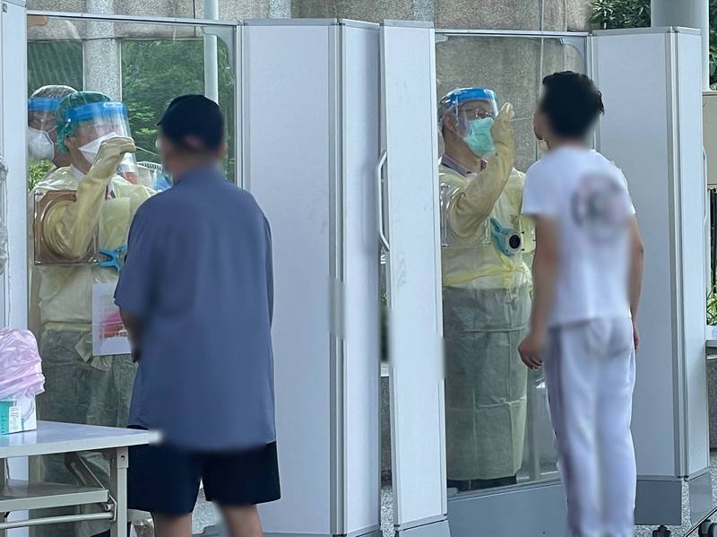 新北衛生局表示，採檢人員身穿的是「防潑水醫療防護衣」也經過中央指引，前方有塊高規格採檢隔板。（新北市衛生局提供）