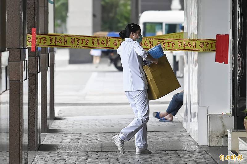 全台疫情升溫，雙北尤其嚴峻，醫療量能吃緊，中和一名網友幫女友在網路上徵求護士服，引發熱議。示意圖，圖中人物與本文無關。（資料照，記者陳志曲攝）