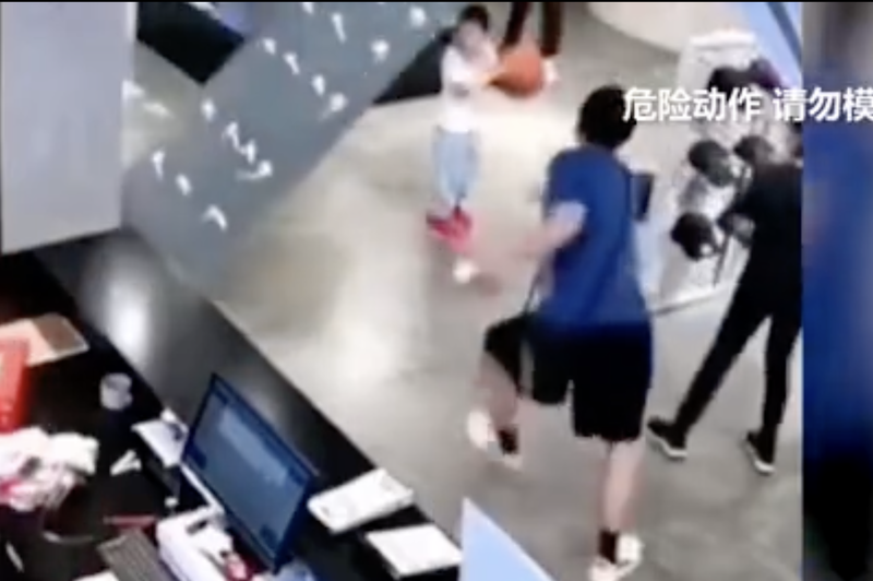中國重慶男童在商場將球踢向牆面的鏡子，沒想到鏡子倒下被砸中頭部。（圖擷取自微博）