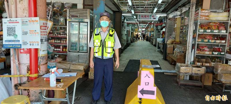 疫情嚴峻，中央市場動員義警站崗管制出入。（記者陳賢義攝）