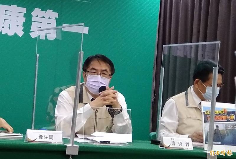 台南市長黃偉哲表示，學甲廟壇群聚事件傳染鏈很清楚，就是北部來的傳染源。（記者蔡文居攝）