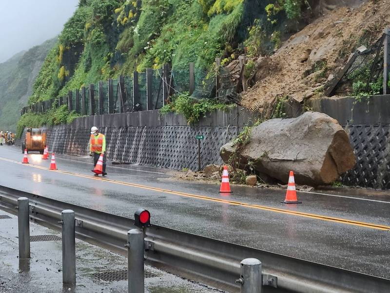 基隆工務段人員抵達現場進行清除。（公路總局基隆工務段提供）