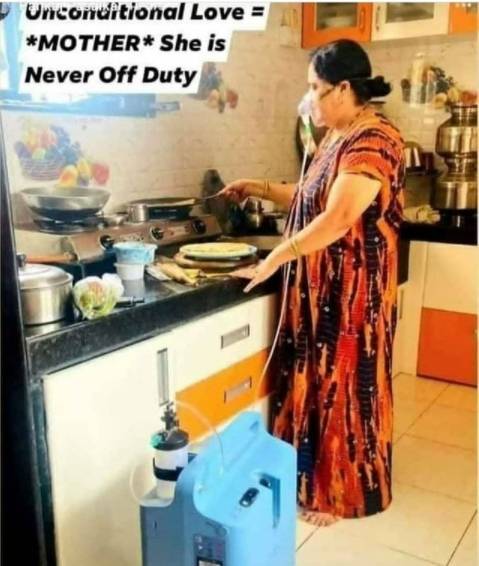 近日印度网路疯传这张戴着氧气罩的妇女仍旧在煮饭的照片，原PO将其称是母爱的展现，却引爆舆论挞伐。（图翻摄自@mr.khabri.official_IG）(photo:LTN)