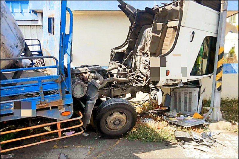 大貨車車頭突前傾翻落，直到碰撞路口監視器
箱才停住。 （民眾提供）