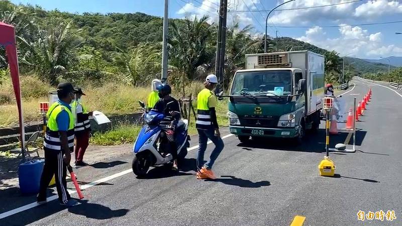 守護族人安全，南田村自主防疫，在入村口設置防疫站。（記者陳賢義攝）