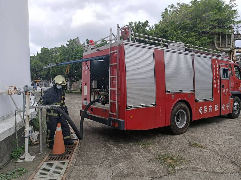 水情告急，彰縣消防局第一大隊彰化、東區分隊於救災後，都前往合作單位取用再生水，將消防車水箱加滿，供下次出勤救災使用。 （記者湯世名翻攝）