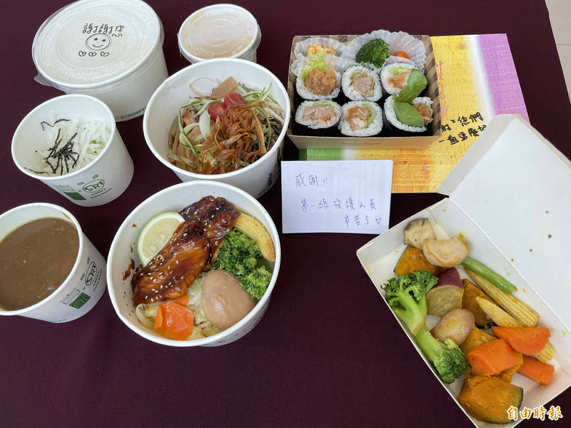 台南市日本人協會今號召餐飲業會員，免費提供4款菜色共150份的便當，捐贈給奇美醫學中心的醫護人員品嘗，還附上暖心小紙條，讓醫護人員感到窩心。（記者萬于甄攝）