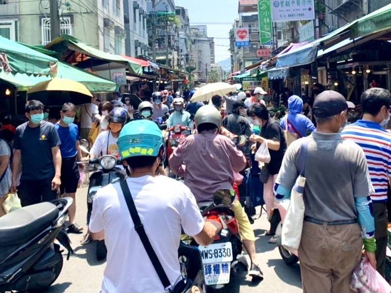 北市議員王欣儀指出，雖假日各鬧區空蕩蕩，但文山區的木新市場每天卻是爆滿人潮，仍見許多人採購非必要民生物資、群聚聊天，甚至有攤商、民眾未戴口罩，恐成為防疫破口。（北市議員王欣儀提供）