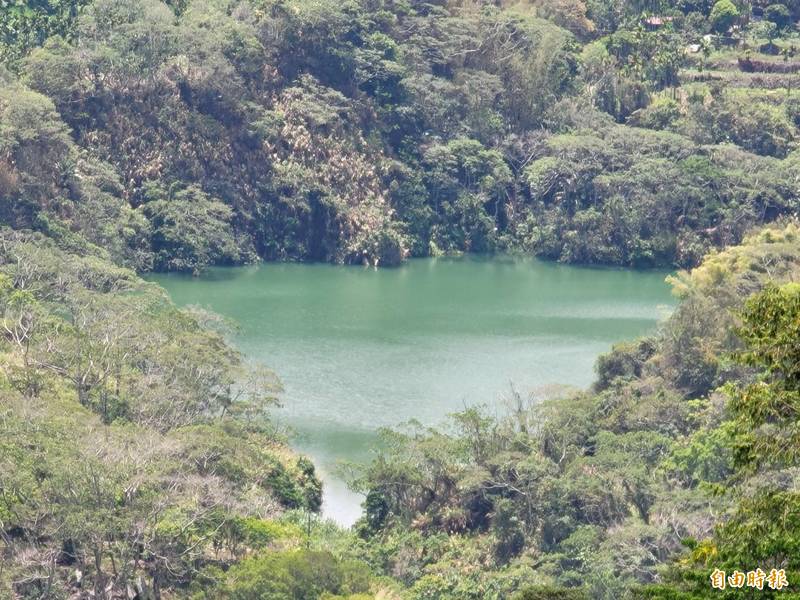 獲午後對流降雨挹注150毫米，南投縣國姓鄉九份二山堰塞湖水位明顯回升變胖了。（記者佟振國攝）