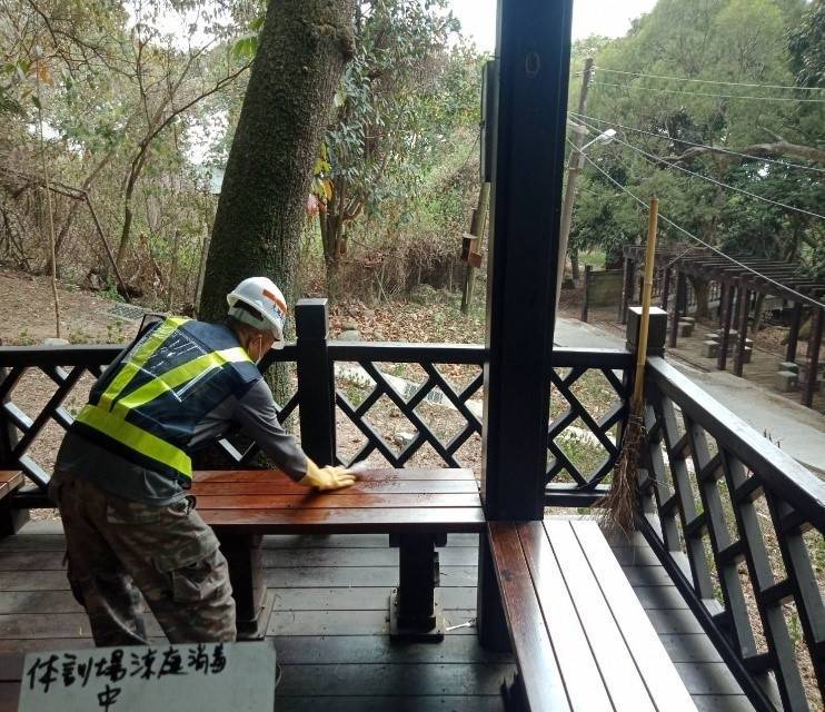 大坑登山步道涼亭也派員消毒。（圖由觀旅局提供）