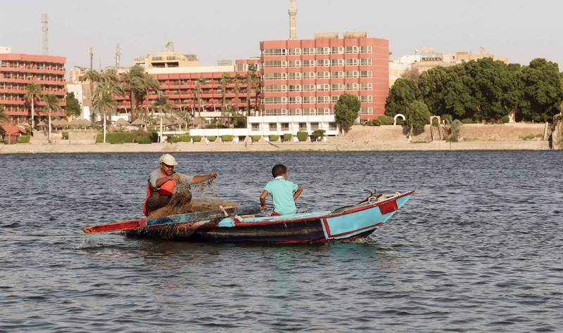 尼罗河受塑胶污染，环境公益组织「非常尼罗河」（Very Nile）为解决问题，以高价向渔民收购废弃塑胶瓶。（法新社）(photo:LTN)
