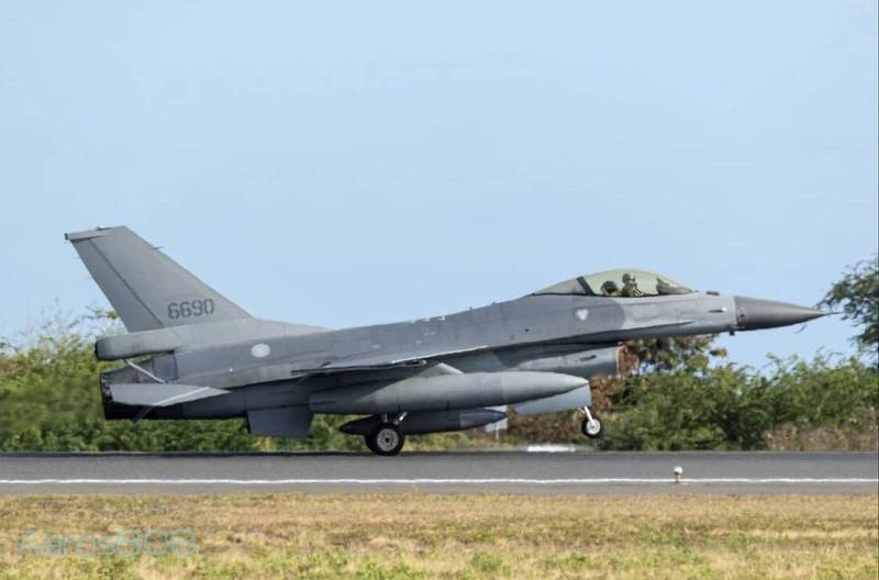 其中1架F-16A战机机尾编号为「6690」。（Aeros808授权使用）(photo:LTN)