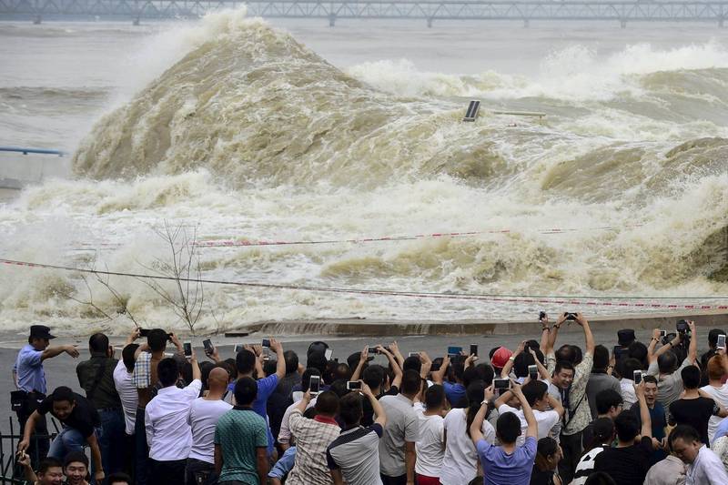中國錢塘江24日迎來今年第1道洪水。圖為錢塘江出海口著名的錢塘潮。（路透檔案照）