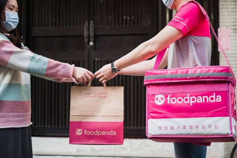 台北市產發局與Cutaway、foodomo、foodpanda、Uber Eats、「有無外送」等5家外送平台業者討論，在疫情期間針對台北市餐飲店家提供外送優惠方案。（資料照，foodpanda提供）