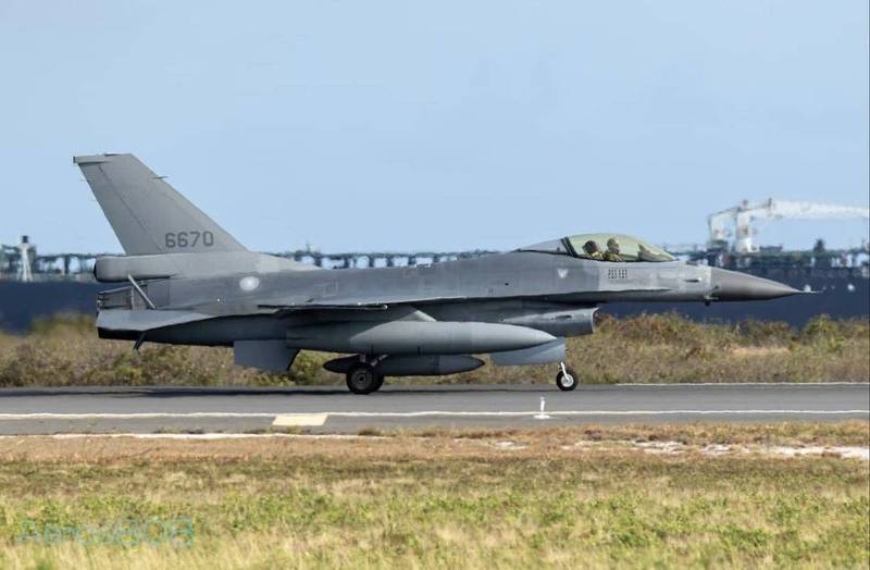 美国摄影师今（26日）在檀香山国际机场目睹4架台湾战机降落。（Aeros808授权使用）(photo:LTN)