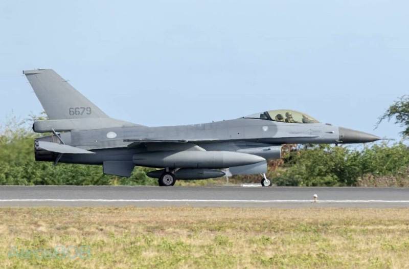 其中1架F-16A战机机尾编号为「6679」。（Aeros808授权使用）(photo:LTN)